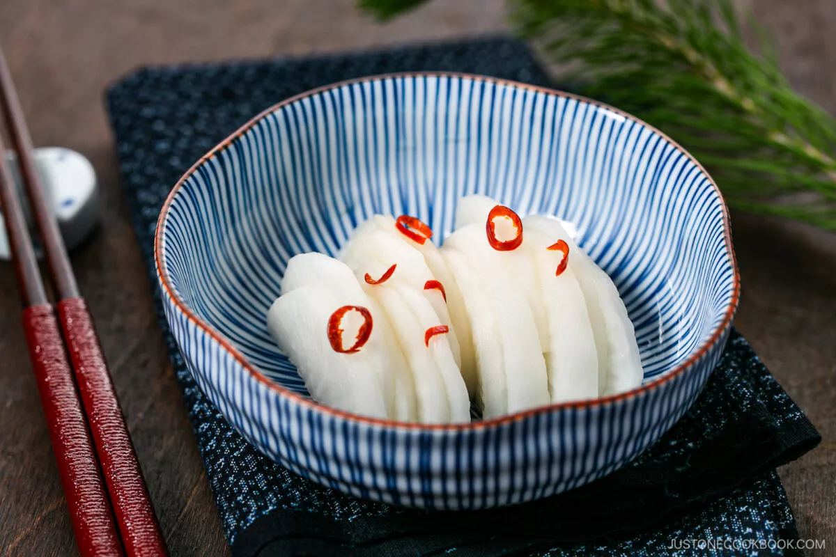 **Pickles de daikon - le radis japonais qu'on fait mariner en trente minutes pour croquer tout l'été**