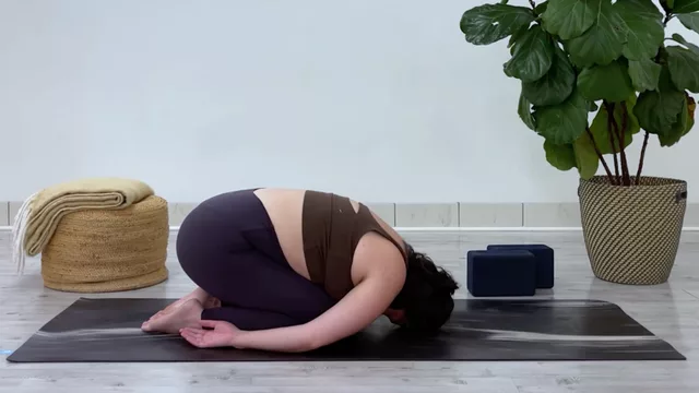 Douze minutes de yin yoga pour laisser retomber la journée
