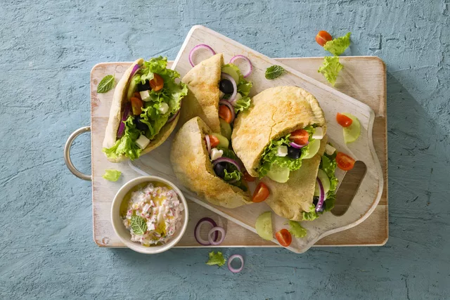 Pita, salade grecque & tzatziki de radis - le pique-nique d'un soir d'été