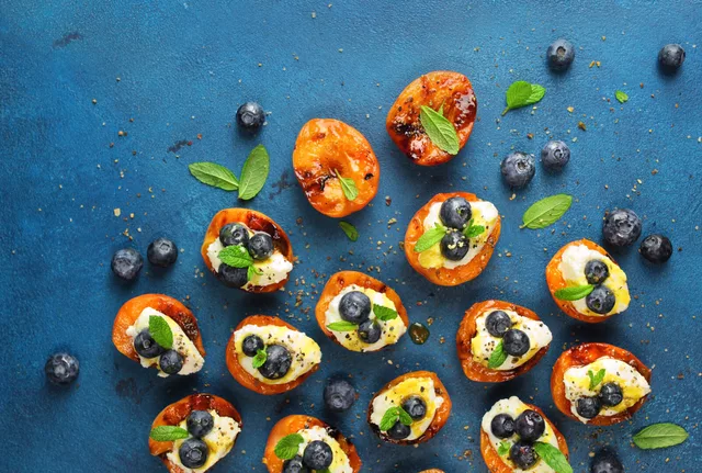 Abricots farcis à l'amandine - un dessert d'été qui tient sur trois ingrédients