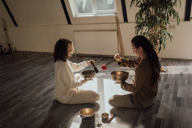 Créer un coin d'écoute chez soi - un petit refuge pour les bols et le silence